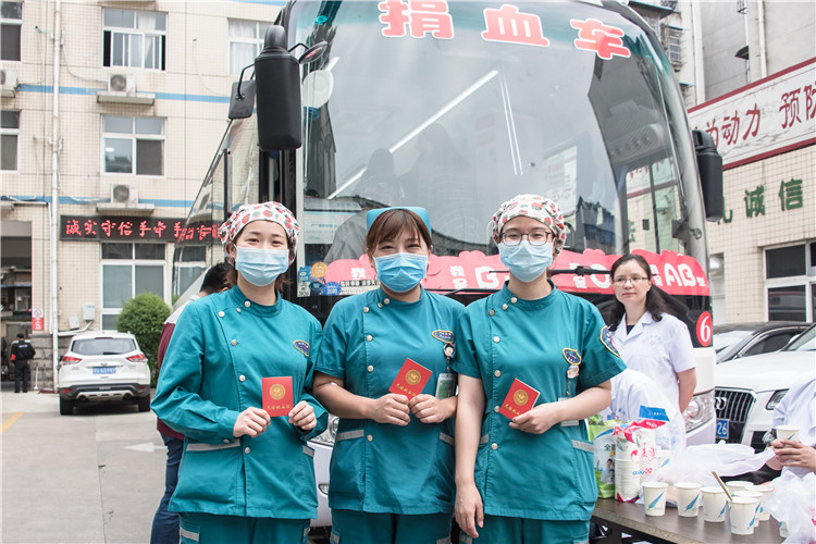 獻(xiàn)出熱血，共享生命——信陽市中醫(yī)院組織開展無償獻(xiàn)血活動(dòng)