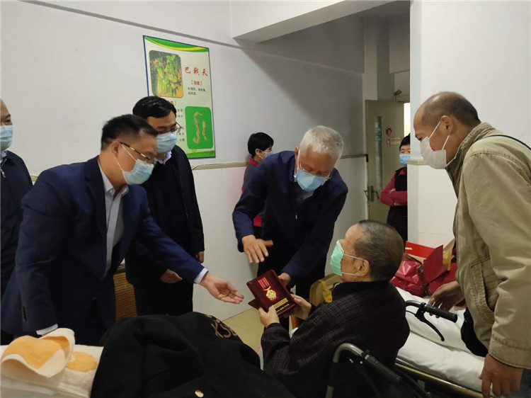 市政府秘書長張全勝來市中醫(yī)院看望抗美援朝老戰(zhàn)士
