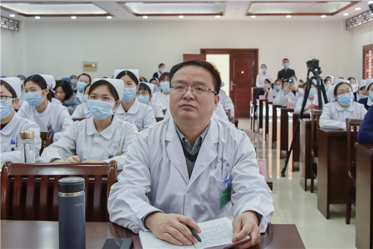 信陽市中醫(yī)院成功舉辦親情化溫馨化服務(wù)講學活動