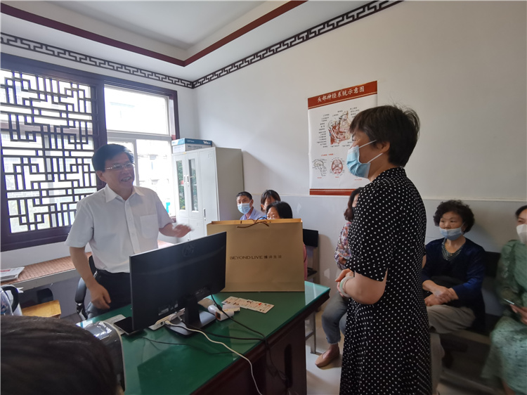 七一前夕，市中醫(yī)院黨總支走訪慰問離退休老黨員