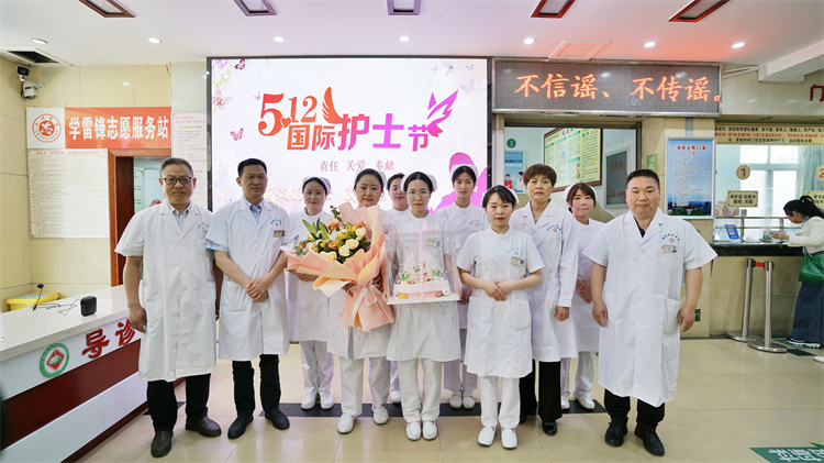 柔肩擔重任 巾幗綻芳華|信陽市中醫(yī)院領導班子開展“5.12國際護士節(jié)”走訪慰問活動
