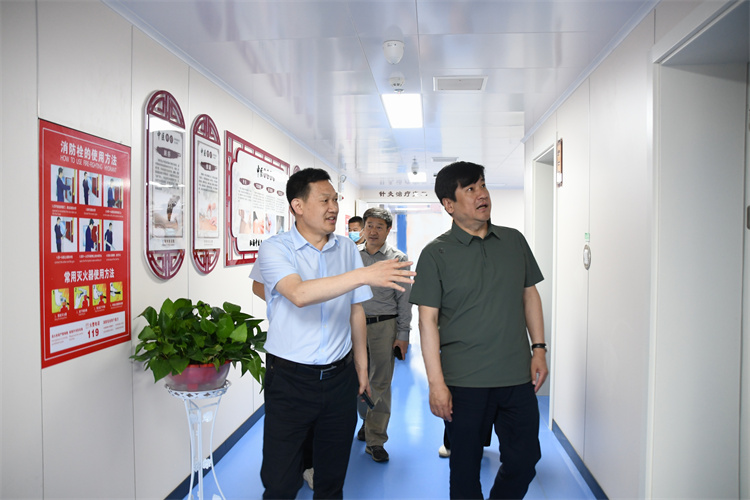 河南省衛(wèi)健委二級巡視員張健鋒一行蒞臨我院指導工作