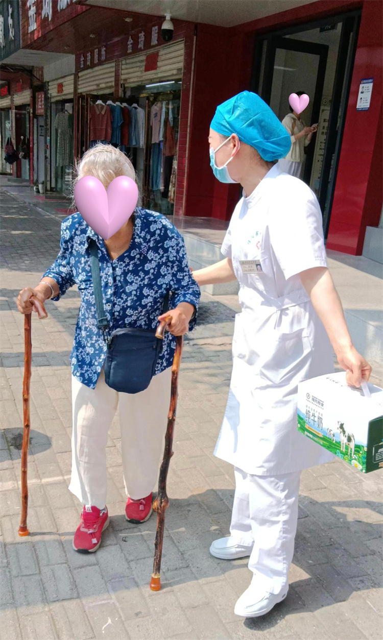 扶老助弱，這名護(hù)士的舉動暖人心