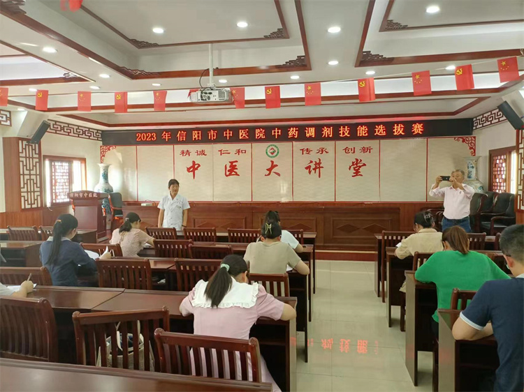 鑒藥材、調(diào)中藥，信陽(yáng)市中醫(yī)院錘煉藥師服務(wù)技能